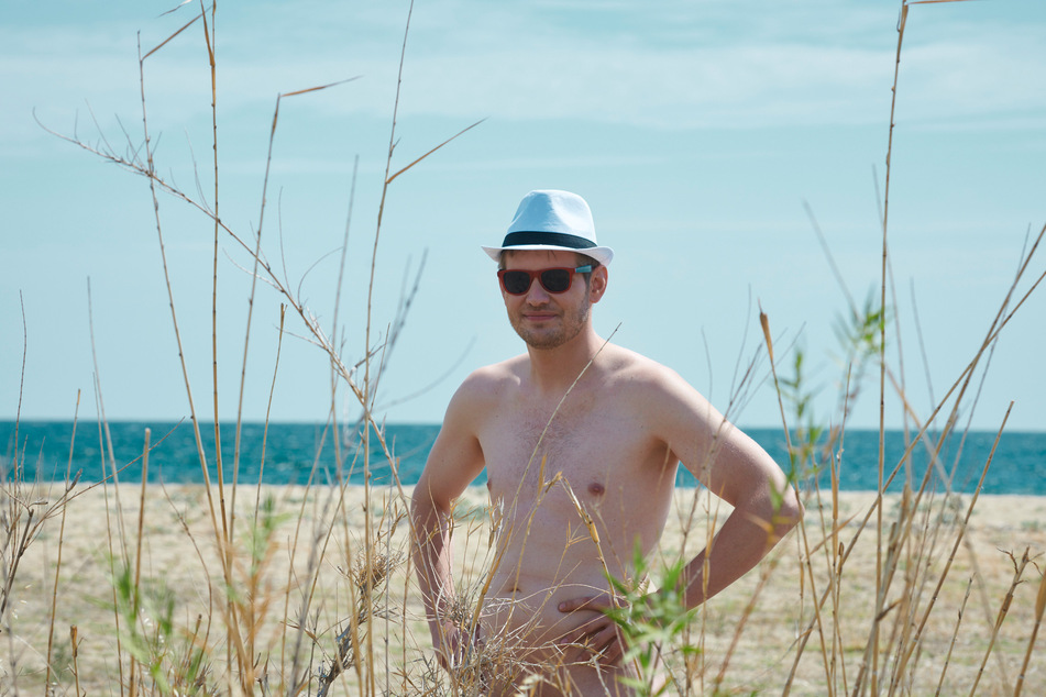 Promi-Adam Falko Ochsenknecht (36) trägt Hut und Sonnenbrille statt Klamotten.
