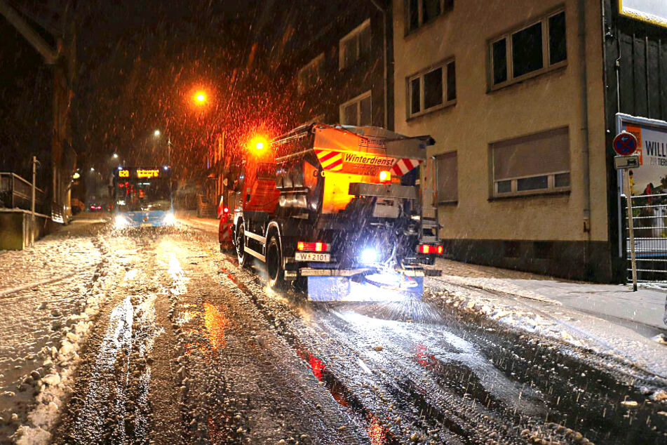 Streufahrzeuge in Wuppertal kehrten die Straßen nach dem Schneefall.