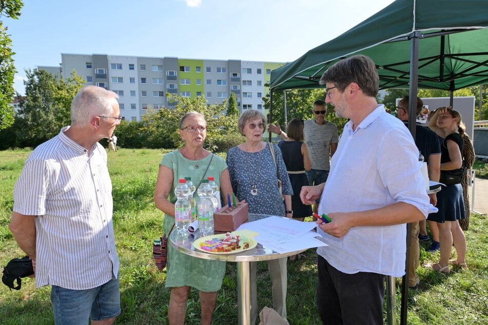 Peter Fünfstück (71, l.), Erika Wida (68) und Bettina Smyreck (81) im Gespräch mit Landschaftsarchitekt Sebastian Fauck (49).