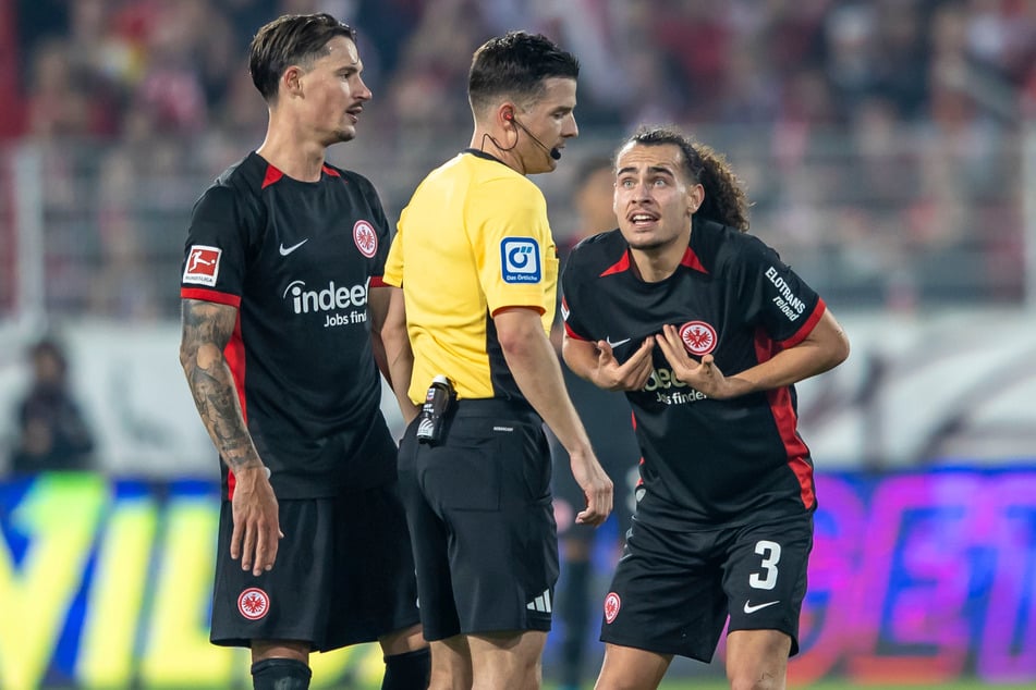 Das Unverständnis über die Gelb-Rote-Karte die Schiedsrichter Harm Osmers (39, M.) SGE-Kicker Arthur Theate (24, r.) zeigte, war riesengroß.