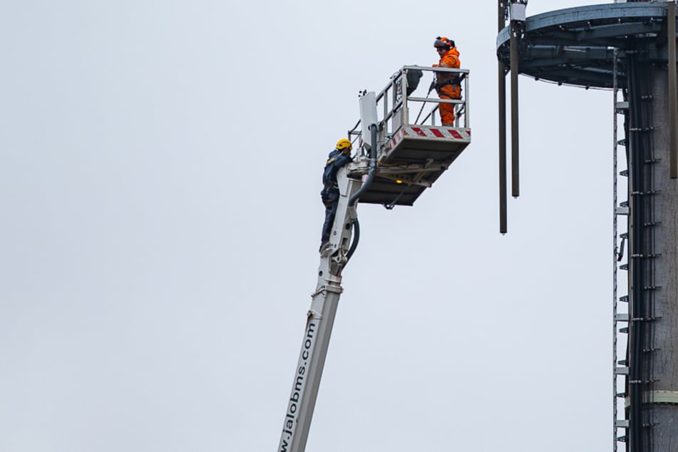 Plötzlich herrscht Panik: Arbeiter aus Korb in rund 50 Meter Höhe geschleudert