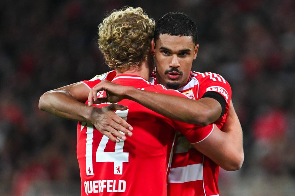 Die beiden Torschützen Leopold Querfeld (21, l.) und Danilho Doekhi (27) liegen sich nach dem Abpfiff erschöpft, aber glücklich in den Armen.