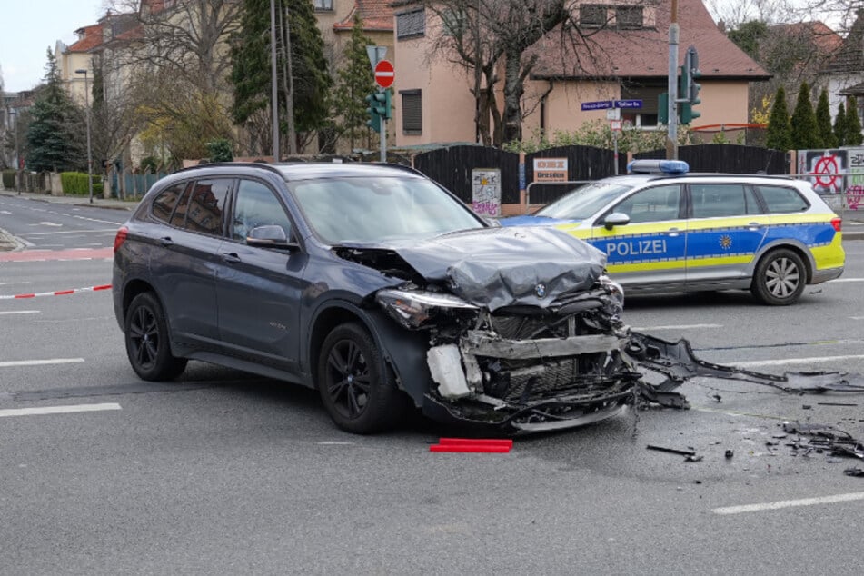 Durch den Crash wurde die Front des BMWs völlig zerfetzt.