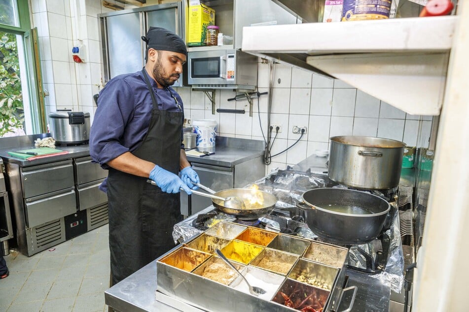 Koch Ananthu Jayan (28) heizt schon mal die Pfanne an, denn das Onam Sadhya ist ein aufwendiges Gericht.
