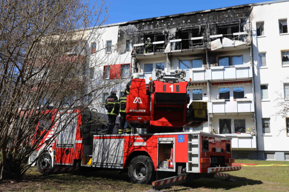 In Rostock ist am Donnerstagnachmittag auf dem Balkon eines Mehrfamilienhauses ein Feuer ausgebrochen.