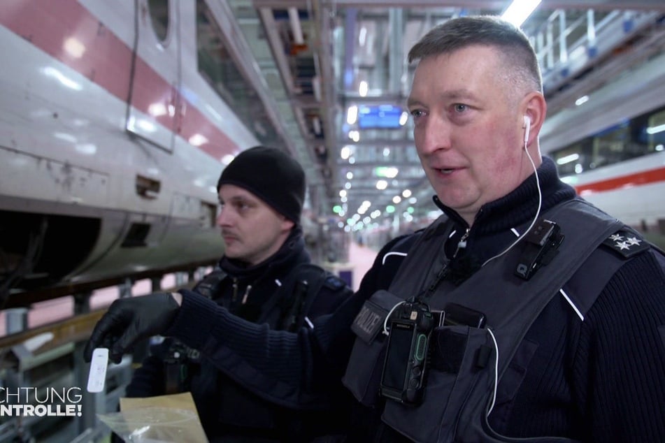 Heinz (l.) und Stephan kontrollieren den betroffenen ICE.