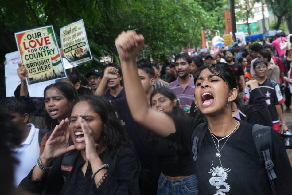 Demonstranten der CJP skandieren Parolen während einer Kundgebung in Mumbai.