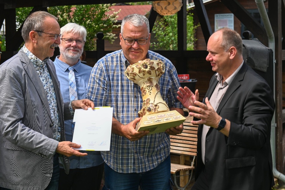 OB Dirk Hilbert (51, FDP, r.) überreichte Vorstandsmitglied Ralf Kosmehl (63) den Siegerpokal.