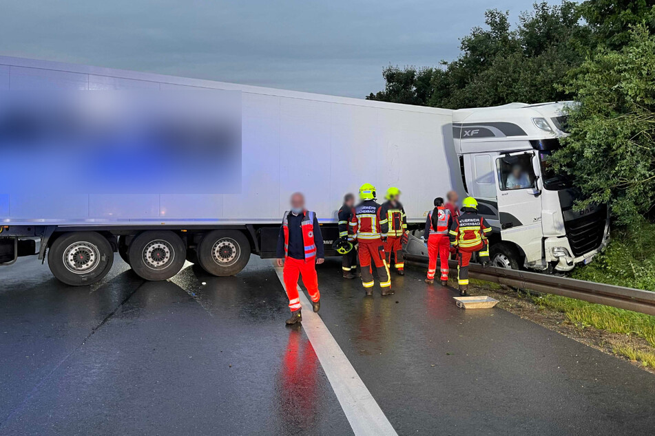 Schwerer Lkw-Crash auf der A72: Autobahn stundenlang voll gesperrt