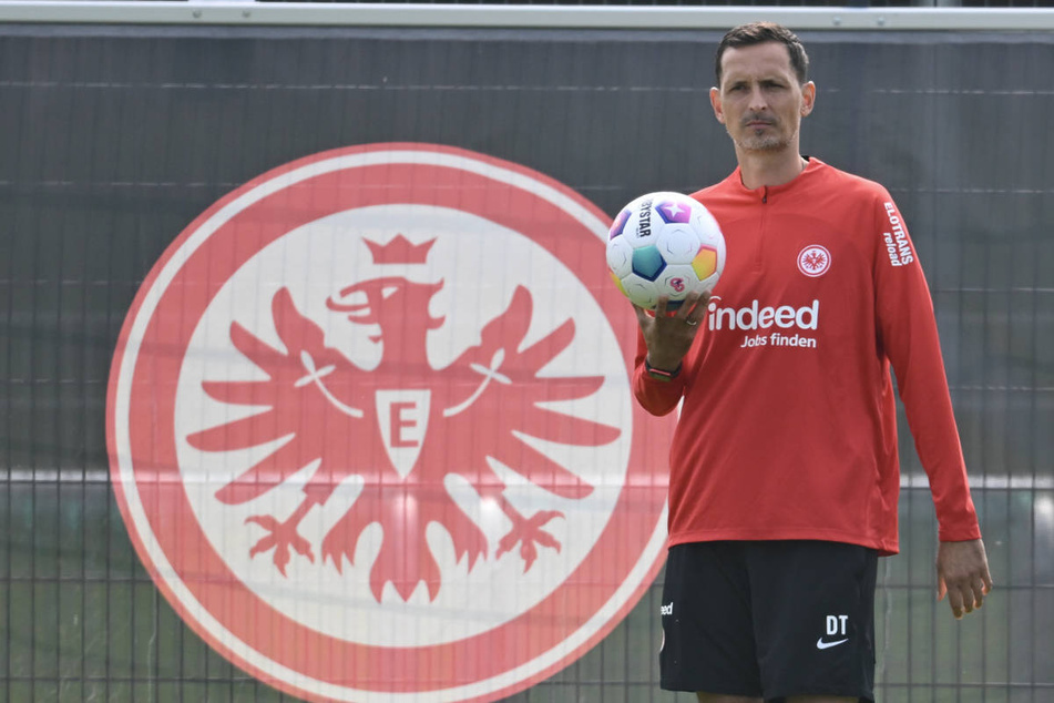 Am heutigen Montag begrüßte Eintracht-Coach Dino Toppmöller (43) insgesamt 25 Profis zum Trainingsauftakt.