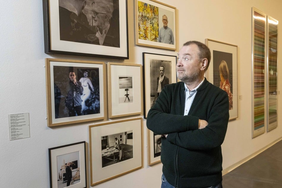 Dietmar Elger (67), Leiter des Gerhard-Richter-Archivs, blickt auf Fotografien des Künstlers aus vielen Jahrzehnten.