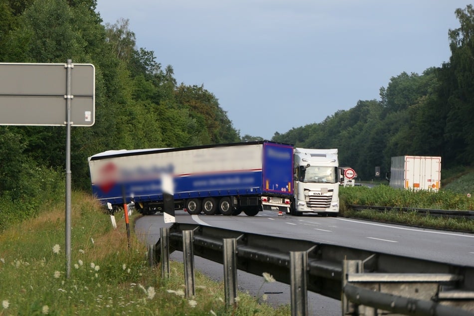 Bilder zeigen, wie der Lastwagen sich auf der Fahrbahn drehte und zum Stehen kam.