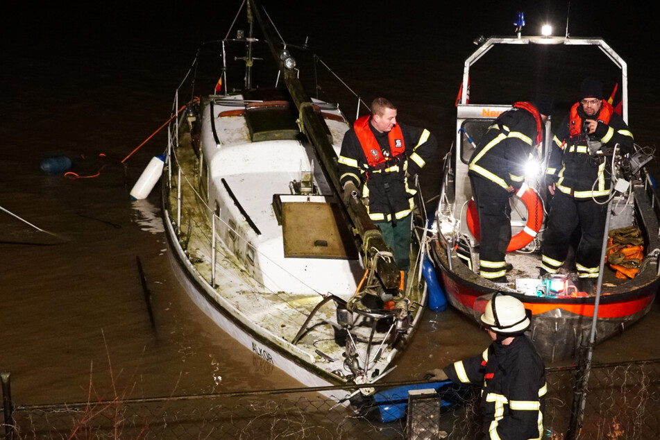 Die Feuerwehr näherte sich dem Segelboot mit einem Schlauchboot und pumpte es aus.