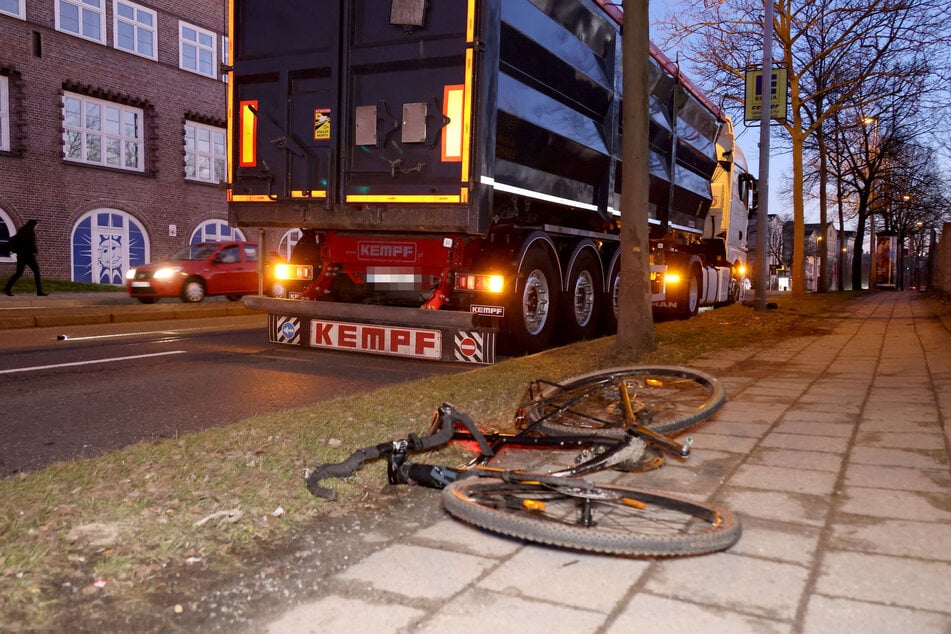 Der Radfahrer stürzte und wurde verletzt.