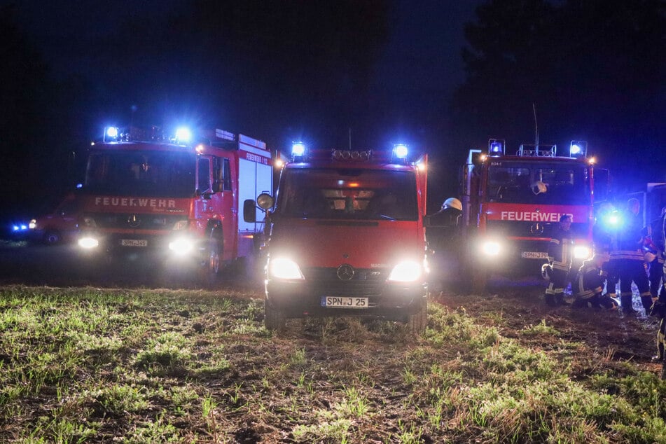 Zahlreiche Einsatzkräfte der Feuerwehr waren vor Ort. Der Einsatz dauerte auch am Sonntagmorgen noch an.