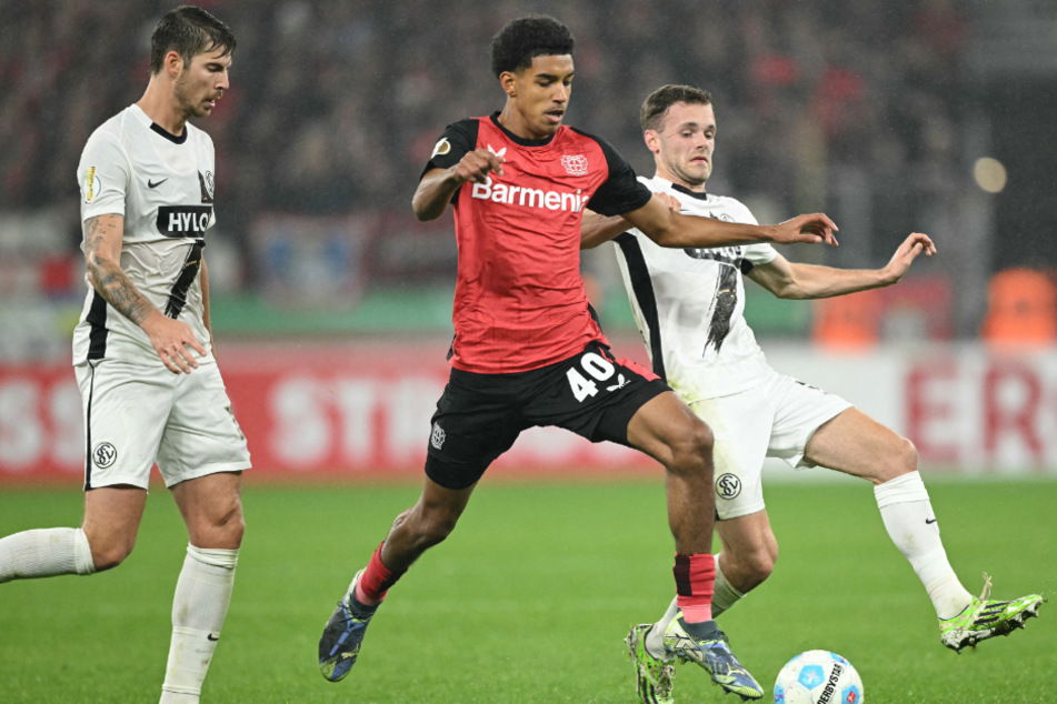 Francis Onyeka (17, M.) feierte in dieser Saison bereits sein Profidebüt im DFB-Pokal gegen die SV Elversberg. Am Dienstag könnte seine erste Champions-League-Partie folgen.