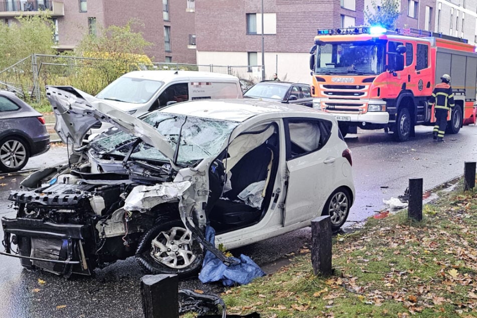 Bei einem Unfall in Hamburg wurden am Sonntagmorgen zwei Personen teils schwer verletzt.