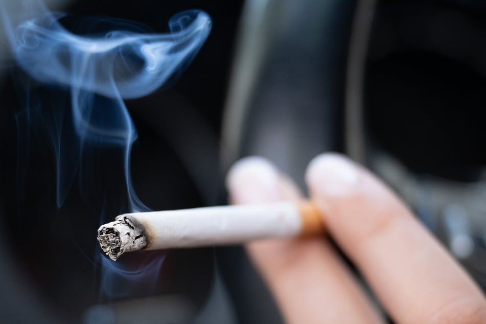 Unfassbar: Offenbar war der Unbekannte lediglich auf der Suche nach Zigaretten. (Symbolbild)