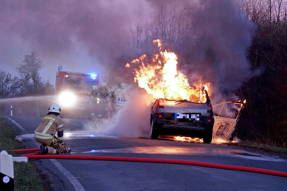 Der Renault Scénic stand lichterloh in Flammen.