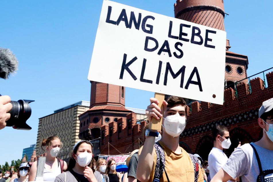 Hunderte protestieren bei Fridays for Future in Berlin für besseren Klimaschutz!