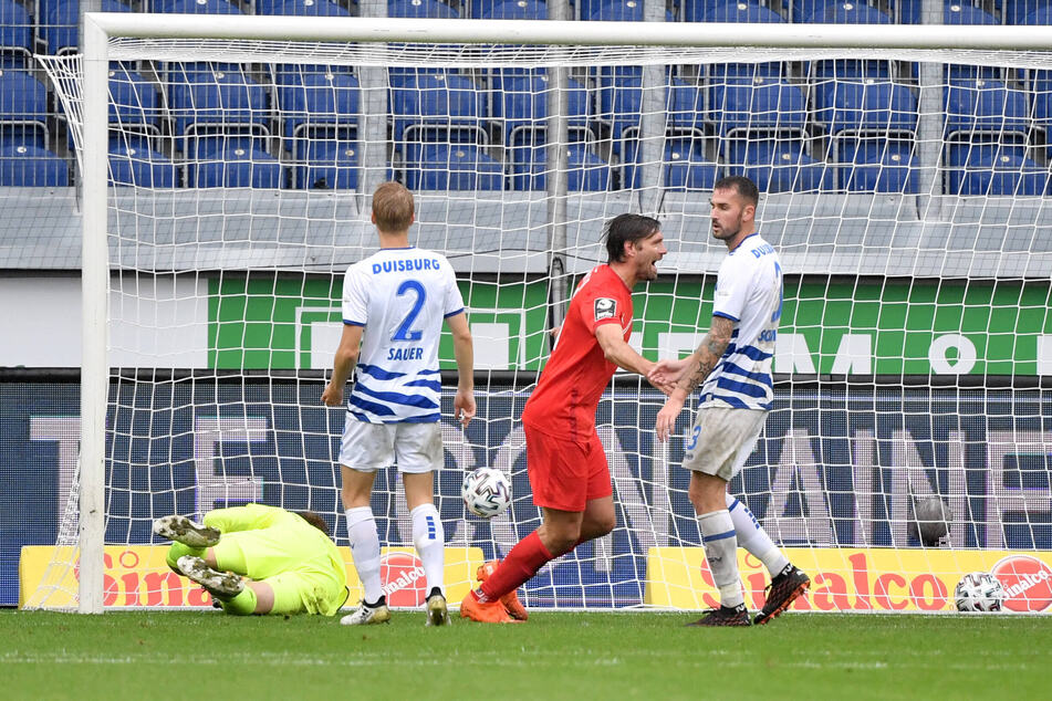Ronny König (2.v.r.) dreht nach seinem Führungstreffer jubelnd ab - leider reichte der nicht zum Sieg.
