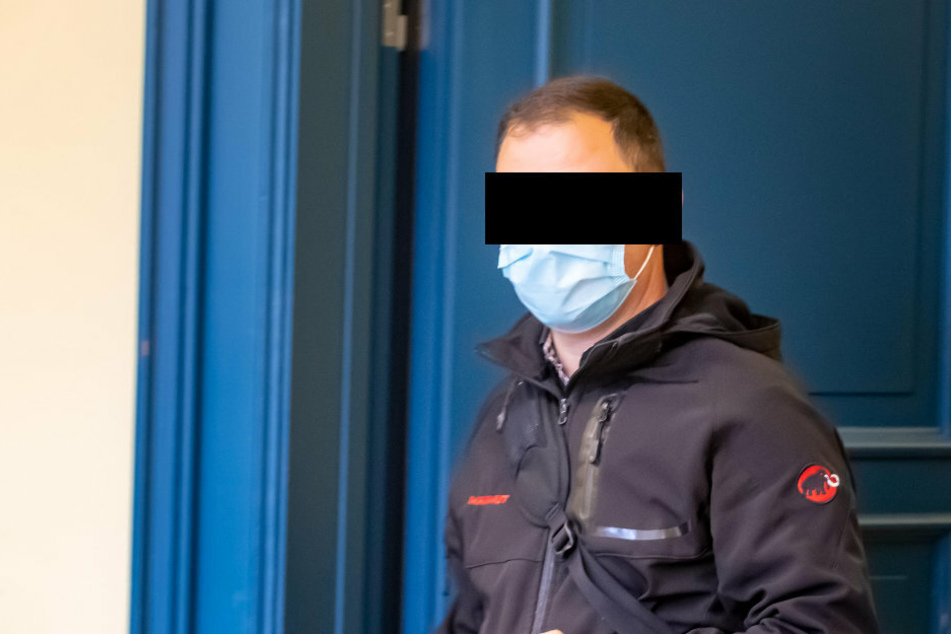 Oralverkehr am Arbeitsplatz: Vergewaltigte Kellner seine Mitarbeiterin?