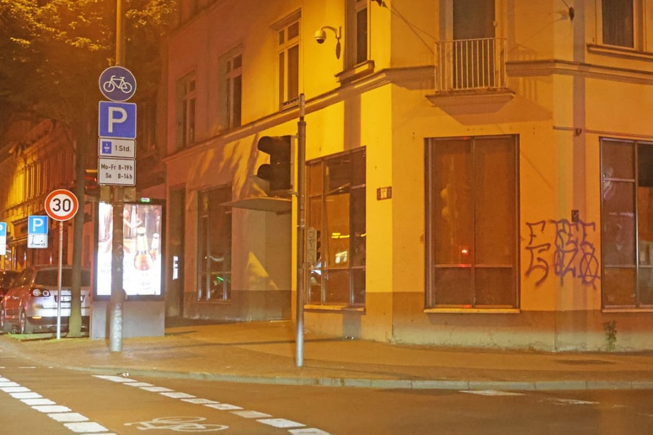 Die geplante Polizeiwache auf der Eisenbahnstraße ist Freitagnacht erneut das Ziel eines Angriffs geworden. (Archivfoto)