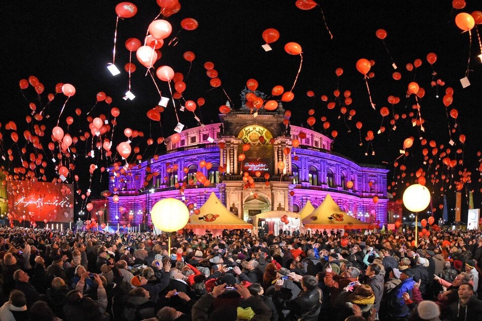 Freitag werden wohl wieder Luftballons vor der Oper den Himmel verzaubern.