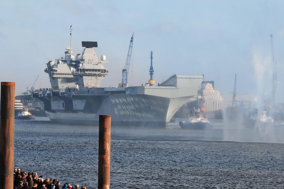 Der Flugzeugträger HMS "Queen Elizabeth" verließ am Samstag plangemäß den Hamburger Hafen. Zahlreiche Menschen schauten vom Ufer aus zu.