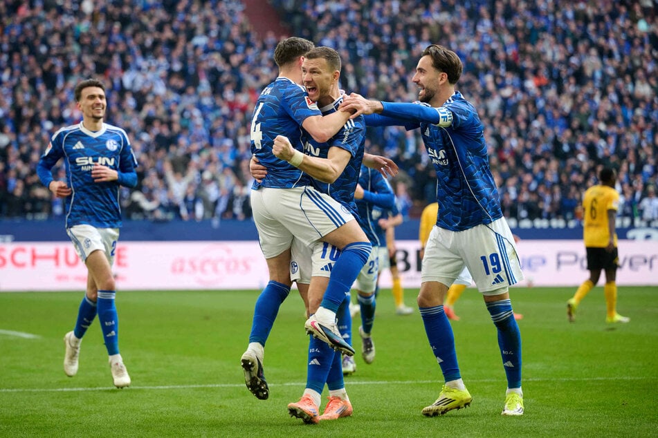 Edin Dzeko (M.) bringt Schalke in Führung.