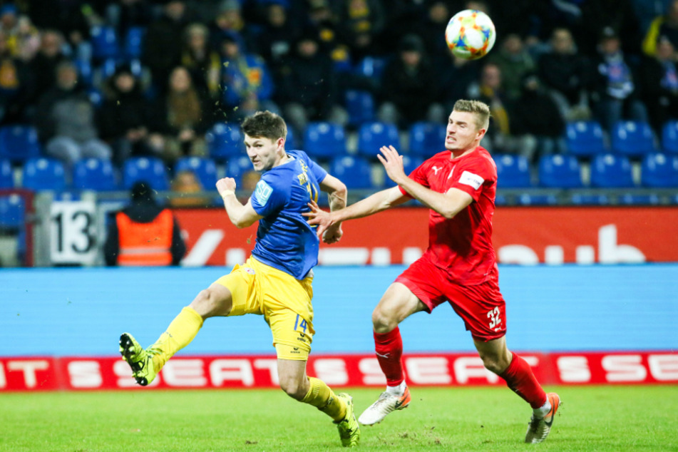 Giftiger Zweikämpfer: Robin Becker (l.), hier im Duell mit Zwickaus damaligem Stürmer Elias Huth, verstärkt Dynamo Dresden.