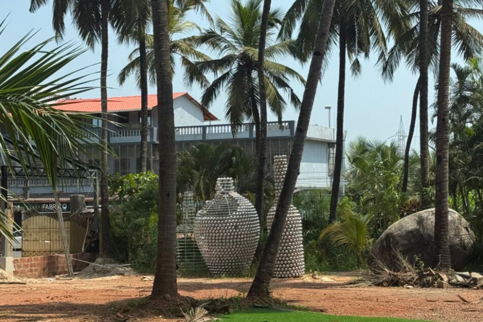 Vor dem zukünftigen Biermuseum stehen bereits Skulpturen in Flaschenform.