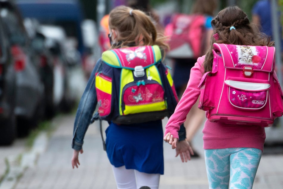 Grundschüler auf dem Weg zur Schule – in Hessen startet am Montag das neue Schuljahr.