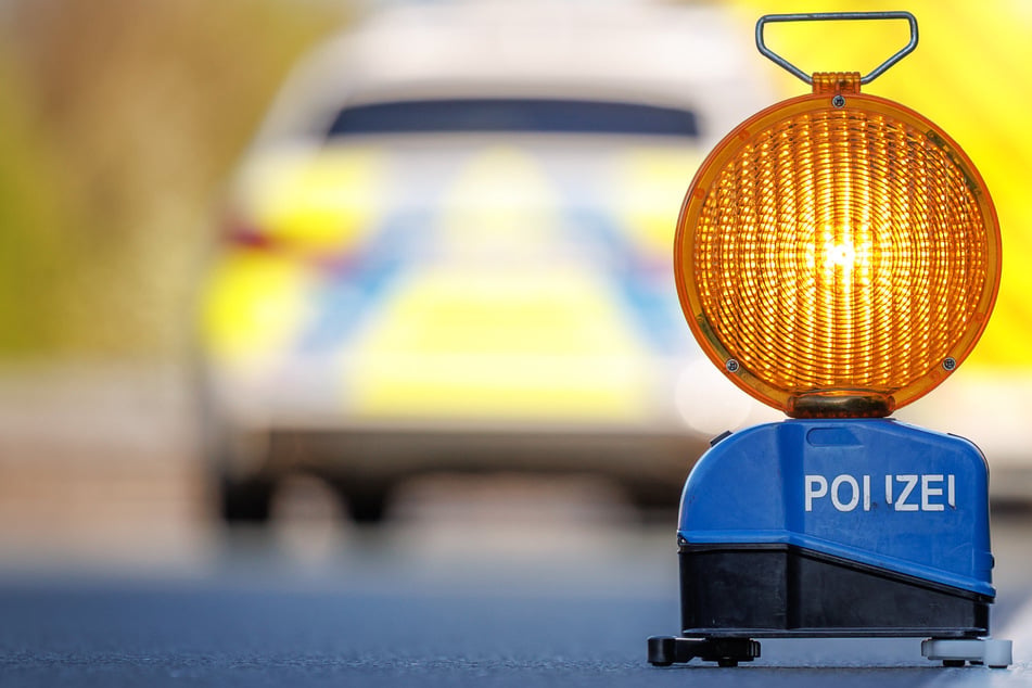 B1 zwischen Genthin und Burg teilweise gesperrt: 25-Jähriger kracht mit Auto gegen Baum