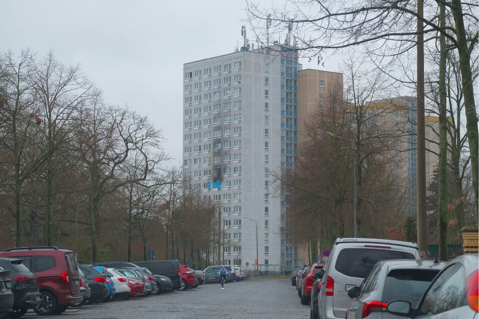 Schon aus der Ferne sind die Brandspuren an dem Plattenbau deutlich zu erkennen.