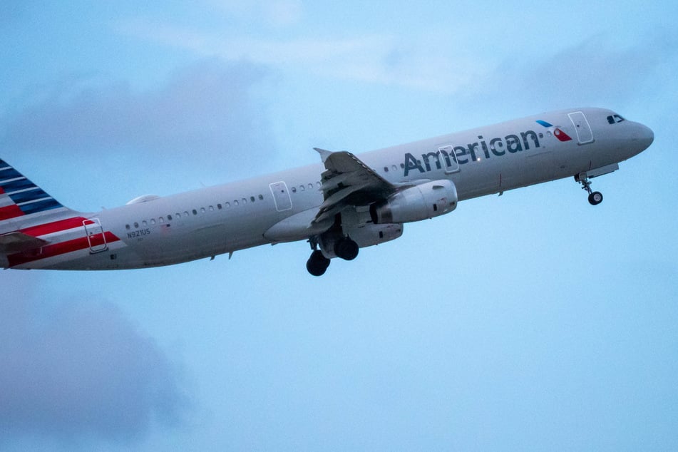Die Fluggesellschaft American Airlines betonte, dass die Sicherheit der Reisenden Vorrang habe und deshalb der Mann gefesselt werden musste.