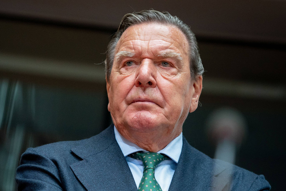 Der ehemalige Bundeskanzler Gerhard Schröder (77) steht zurzeit schwer in der Kritik.