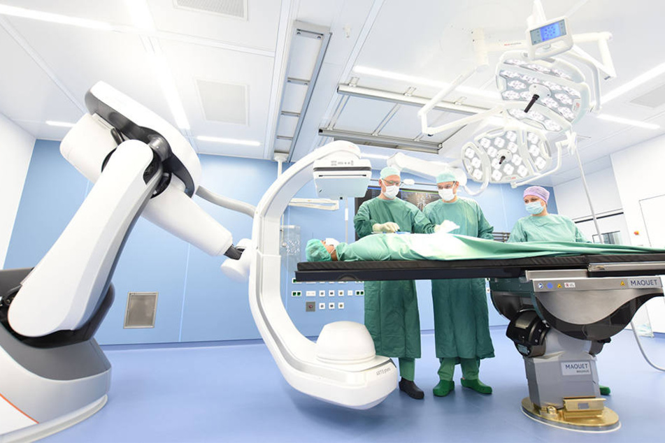 Am Uniklinikum steht ab sofort neue OP-Technik für Gefäße bereit.