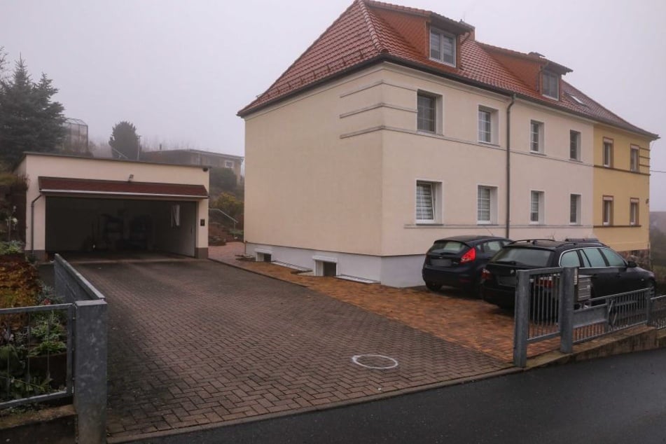 Der Mercedes-Fahrer fuhr rückwärts aus dieser Einfahrt heraus.