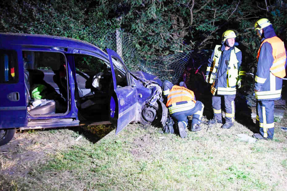 Einsatzkräfte begutachten das Unfallfahrzeug.