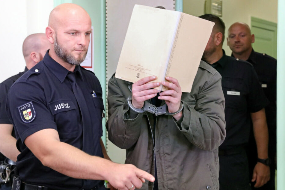 Der angeklagte Stiefvater wird in den Gerichtssaal geführt.