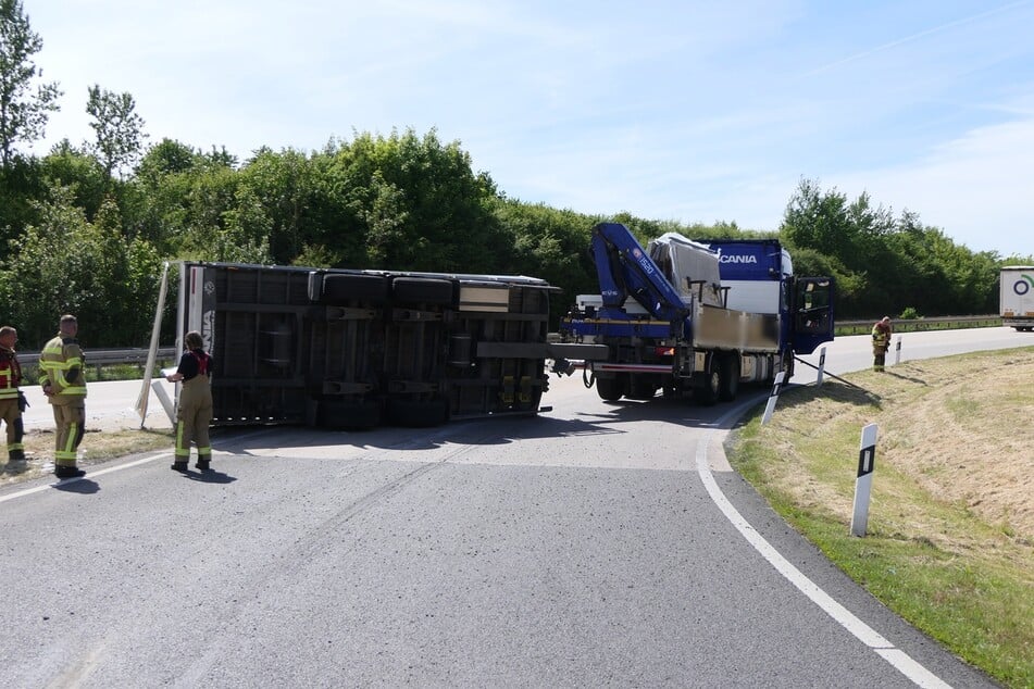 An der A14-Auffahrt Mutzschen kippte ein Anhänger um.