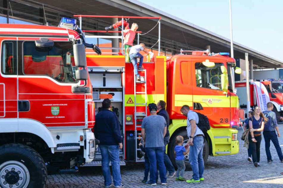 Großes Interesse an den Einsatzfahrzeugen der Feuerwehr. 