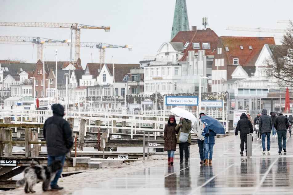 Regen in Lübeck: Der Norden kühlt sich zum Wochenbeginn ab und immer wieder gibt es Schauer.