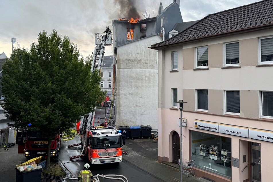 Die Kameraden hatten am Samstag alle Hände voll zu tun: In Wermelskirchen brannte es innerhalb kurzer Zeit gleich dreimal.