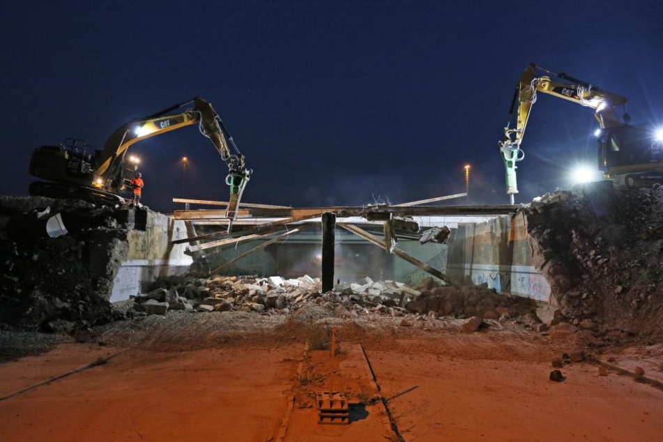 Abbruch-Nacht: Bagger beim Zerlegen der letzten Olzmanntunnel-Brücke in Zwickau.