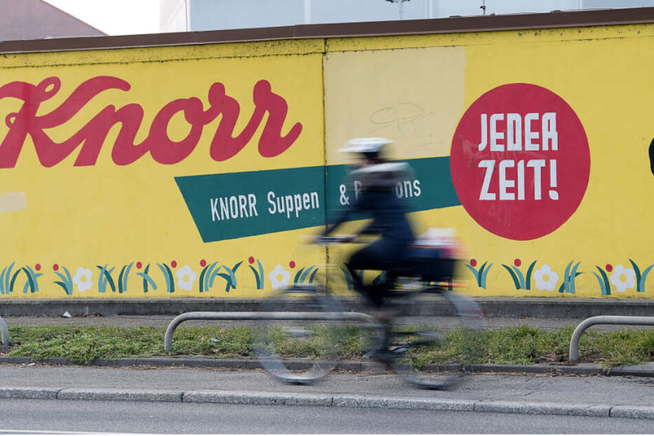 Der Schriftzug des Lebensmittelherstellers "Knorr" steht auf einer Mauer vor dem Firmengelände in Heilbronn. (Archivbild)