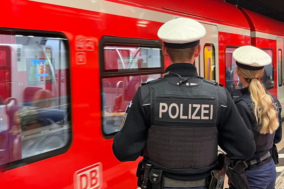 Was tun, wenn es im Zug brenzlig wird? Zuallererst sollte man den Notruf wählen. (Symbolbild)