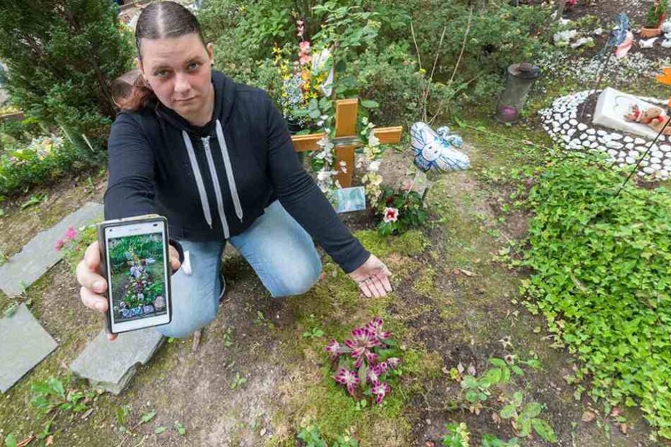 Endlose Tragödie? Antje Emmerlich (28) hat ihre beiden Töchter verloren und muss nun erleben, wie deren Grab weiter geplündert wird