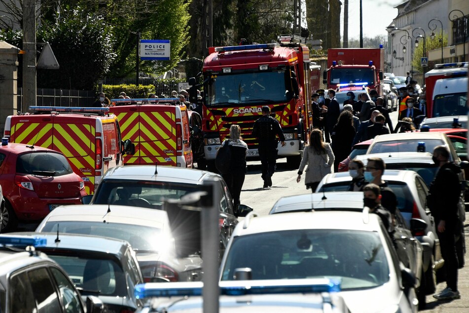 Französische Polizisten und Feuerwehrleute waren im Einsatz.